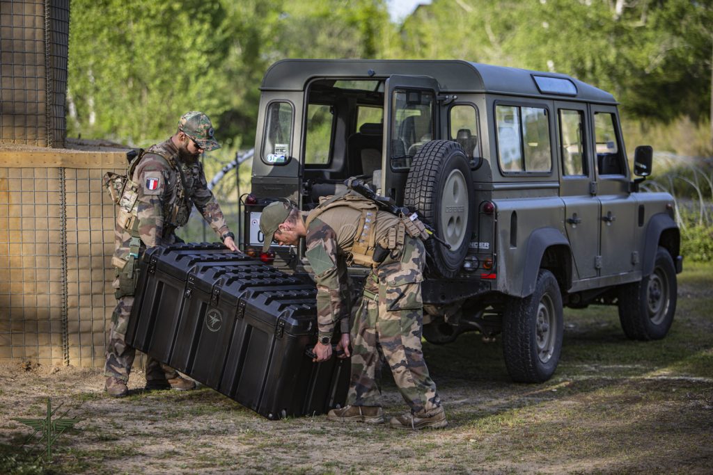 Soldat de la Base aérienne 106 de Bordeaux chargeant un container Suprobox 12060-5012T dans un véhicule militaire
